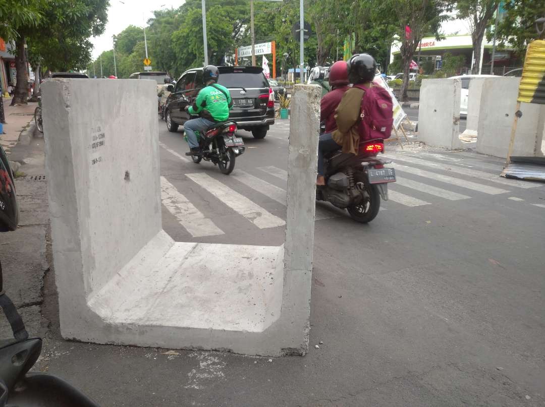 Proyek pengerjaan saluran drainase, box culvert di salah satu sudut Kota Surabaya. (Foto: Julianus Palermo/Ngopibareng.id)