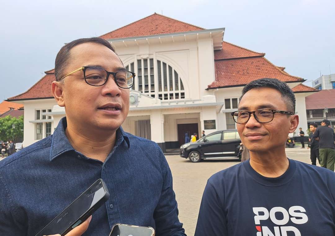 Walikota Surabaya, Eri Cahyadi saat ditemui di Kantor Pos Kebun Rojo, Surabaya. (Foto: Pita Sari/Ngopibareng.id)