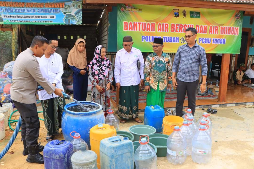 Polres Tuban bersama PCNU Tuban bagikan bantuan air bersih kepada warga terdampak kekeringan (dok. Polres Tuban)