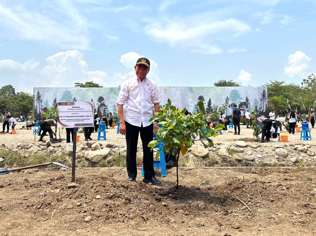 Menteri  Koordinator Pembangunan Manusia (Menko PMK) Muhadjir Effendy melakukan gerakan tanam 10 juta pohon. (Foto: Kemenko PMK)