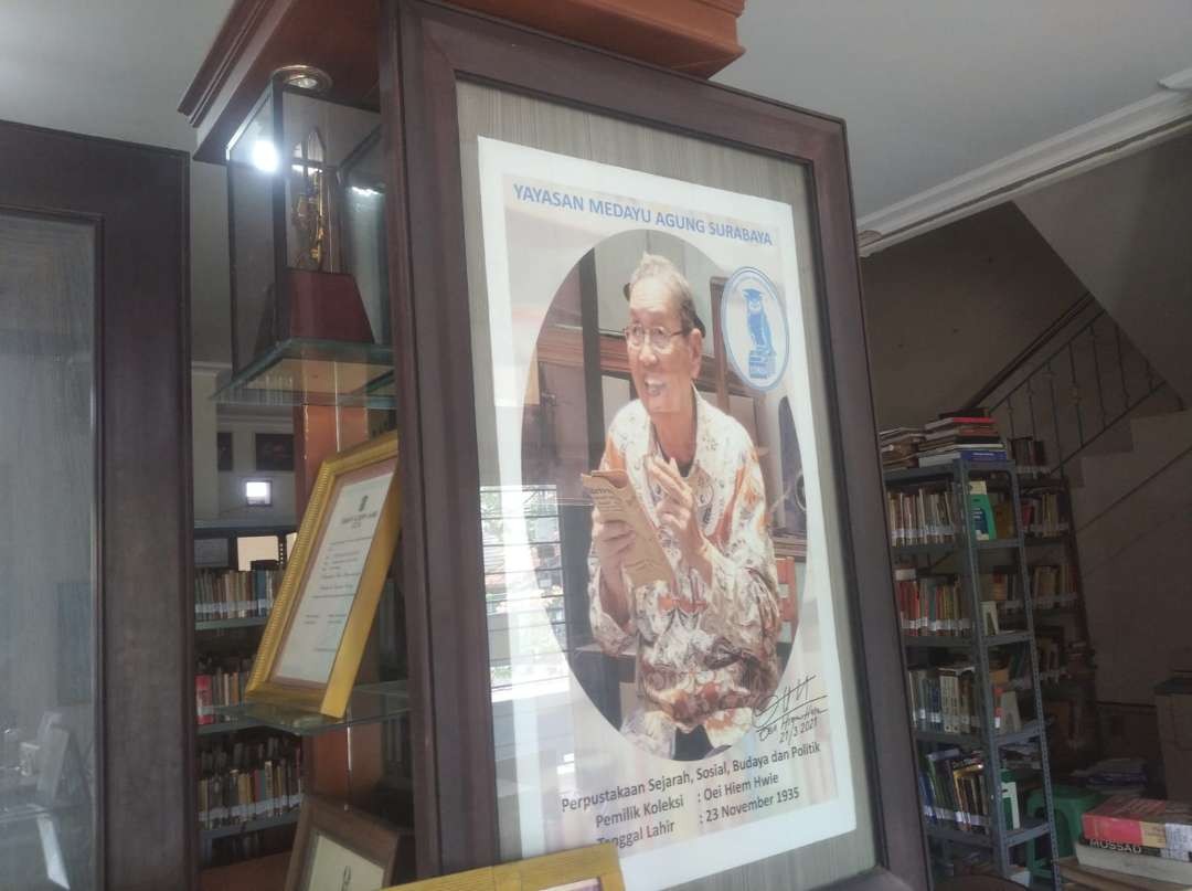 Potret Oei Hiem Hwie, pendiri Perpustakaan Medayu Agung Surabaya. (Foto: Julianus Palermo/Ngopibareng.id)