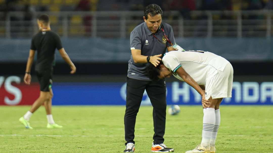 Pelatih Timnas U-17, Bima Sakti memberi semangat anak asuhnya usai kalah 1-3 melawan Maroko. (Foto: LOCWCU17/NFL)