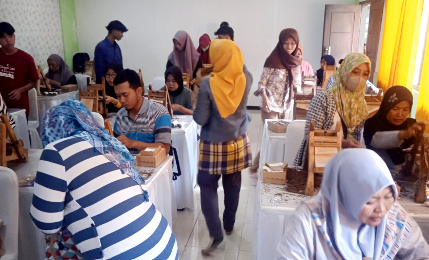 Pemerintah Kabupaten (Pemkab) Lumajang, Jawa Timur menggelar pelatihan linting rokok, pada 13 - 17 November 2023. (Foto: Kominfo Lumajang)