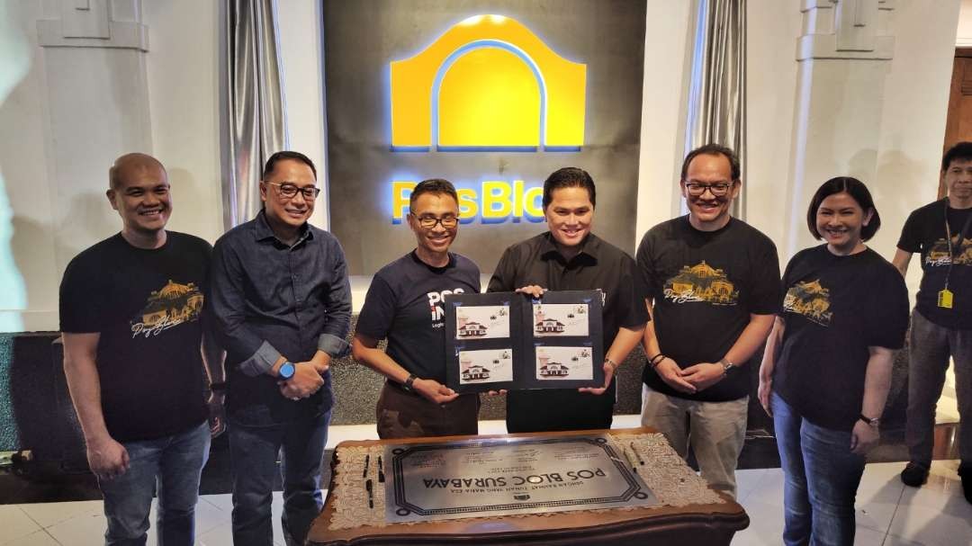 Menteri BUMN, Erick Thohir (tiga dari kanan), meresmikan Pos Bloc di Kantor Pos Kebonrojo, Surabaya, Kamis 16 November 2023. (Foto: Fariz Yarbo/Ngopibareng.id)