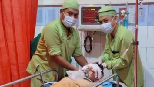 Salah seorang korban pengeroyokan buntut turnamen bola voli saat dirawat di rumah sakit (Foto: Istimewa)