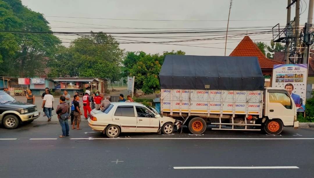 Sedan tabrak truk parkir di Mojokerto.(Foto Dok. Satlantas)