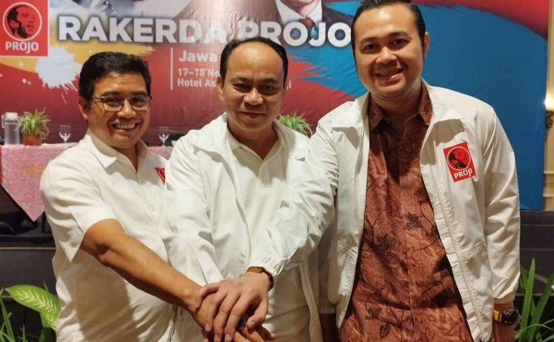 Ketua Umum Projo Budi Arie Setiadi diapit Sekjen Projo Gandoko (Kiri) dan Ketua DPD Projo Jawa Timur Bayu Airlangga (Foto: Muh Hujaini/Ngopibareng.id)