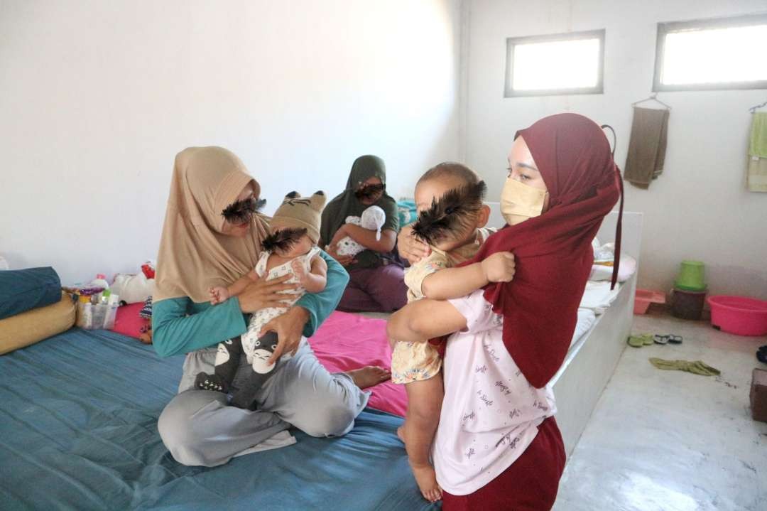 Kamar hunian di Rutan Perempuan Kelas IIA Surabaya di Porong Sidoarjo disulap jadi nursery room karena warga binaan membawa bayi mereka ke dalam rutan. (Foto: Humas Kemenkumham Jatim)