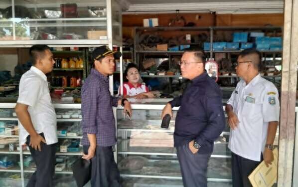 Petugas gabungan Pemkab Situbondo mendatangi ruko tak bayar uang sewa untuk dilakukan penyegelan. (Foto: Satpol PP Situbondo)