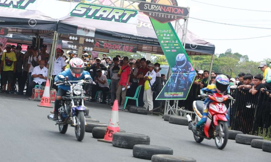 Para pembalap adu kecepatan di ajang Banyuwangi Drag Bike 2023 (Foto: Humas Pemkab Banyuwangi)