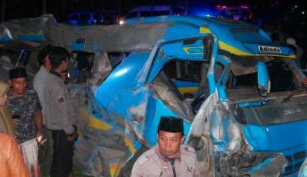 Kecelakaan maut minibus elf tertabrak kereta api (KA) Probowangi hingga ringsek di Kabupaten Lumajang mengakibatkan 11 orang tewas dan 4 luka berat. (Foto: Instagram)