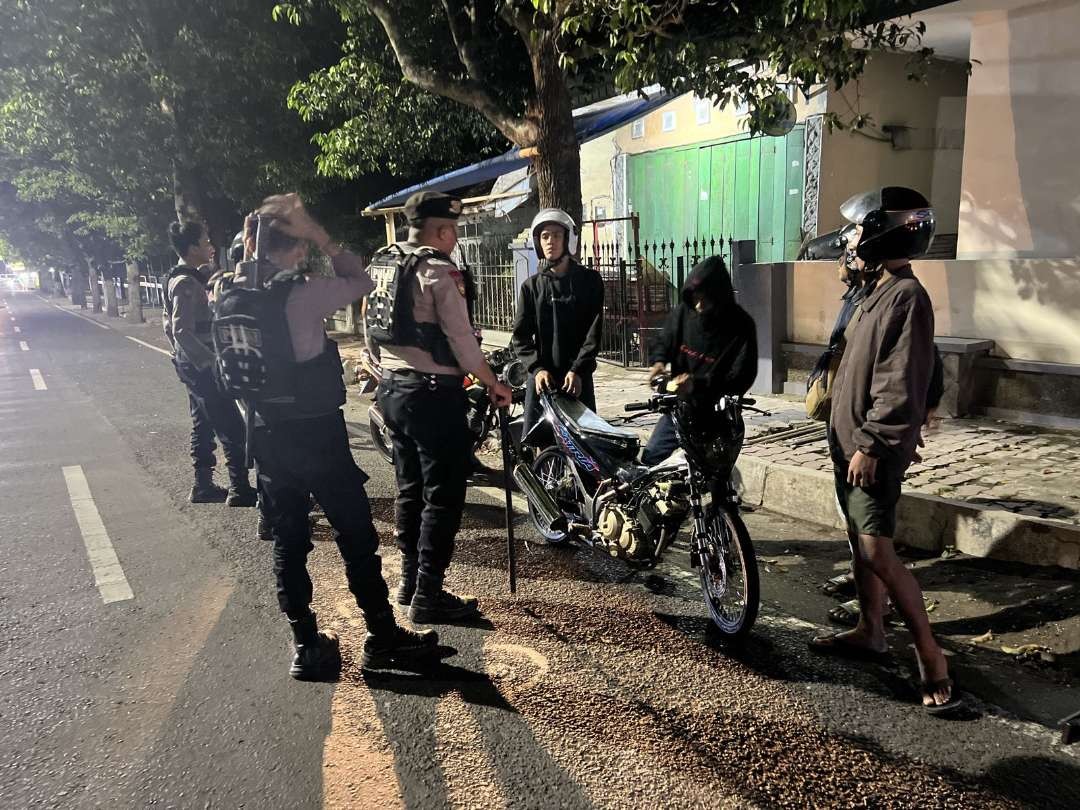 Polisi saat memeriksa pengendara yang keluyuran pada tengah malam (Foto: Dok Polres Jember)