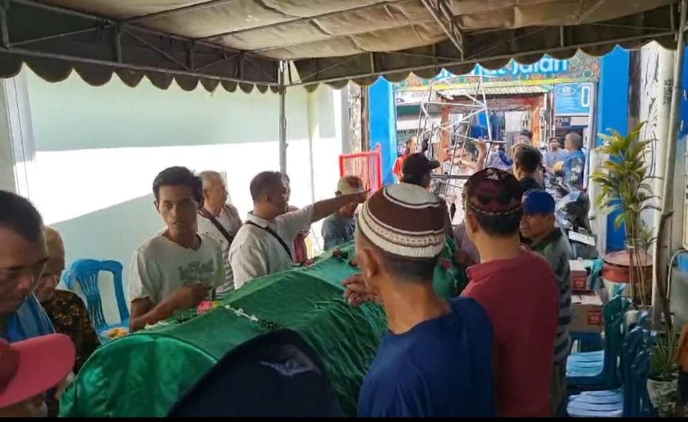 Pemberangkatan jenazah Titik warga Putat Jaya yang tiba terlebih dahulu sebelum jenazah Soekarnoto. (Foto: Pita Sari/Ngopibareng.id)