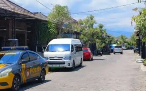 Mobil Toyota Hi-Ace putih membawa penyidik KPK menggeledah rumah dua tersangka pihak swasta di Bondowoso.(Foto:Guido/Ngopibareng.id)