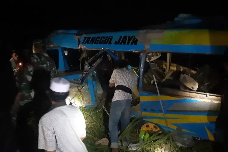 Kecelakaan maut minibus elf tertabrak kereta api (KA) Probowangi hingga ringsek di Kabupaten Lumajang, Minggu, 19 November 2023 malam. (Foto: Instagram)