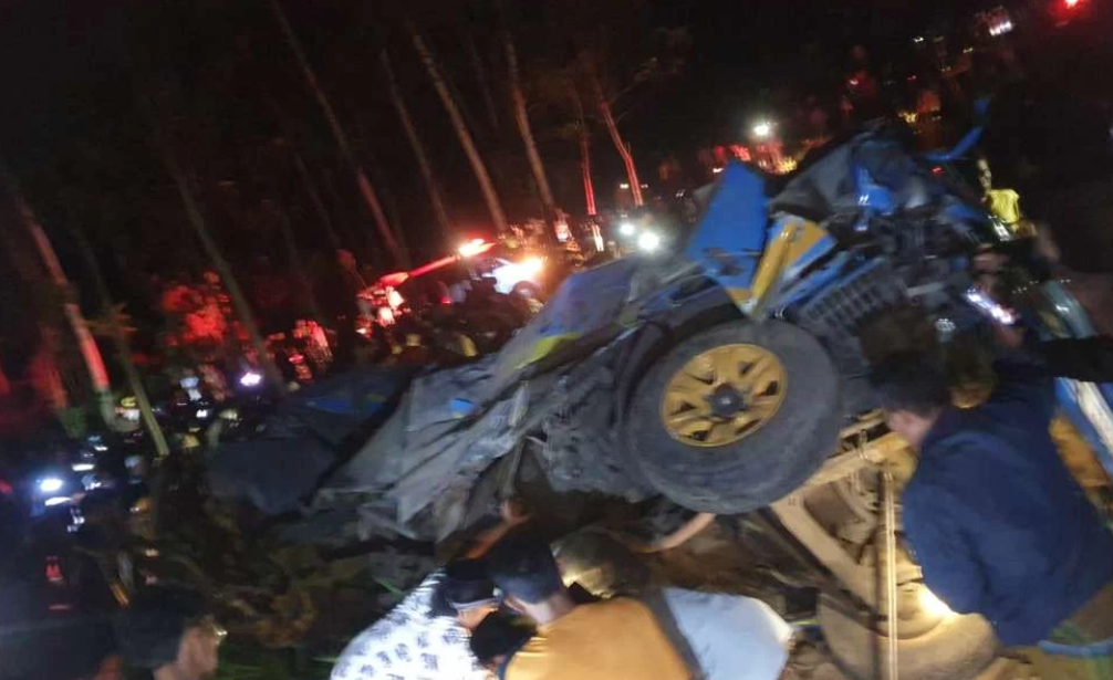 Kecelakaan maut minibus elf sarat penumpang tertabrak kereta api (KA) Probowangi hingga ringsek tak berbentuk di Kabupaten Lumajang. (Foto: Instagram)