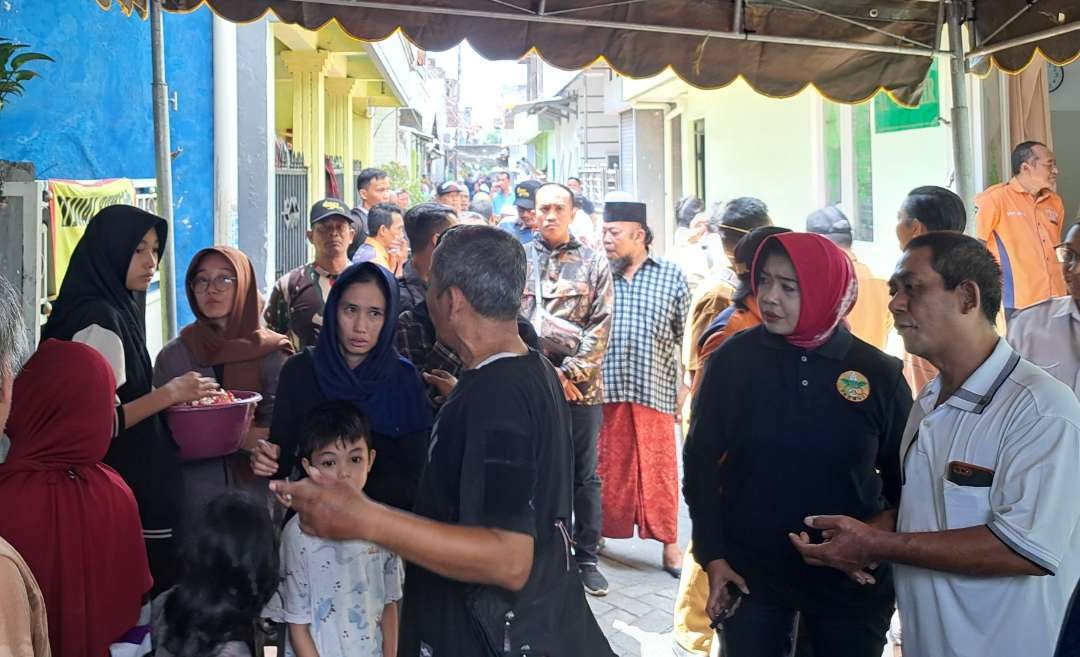 Kepala Dinsos, Anna Fajriatin saat melayat ke rumah duka Jalan Putat Jaya. (Foto: Pita Sari/Ngopibareng.id)