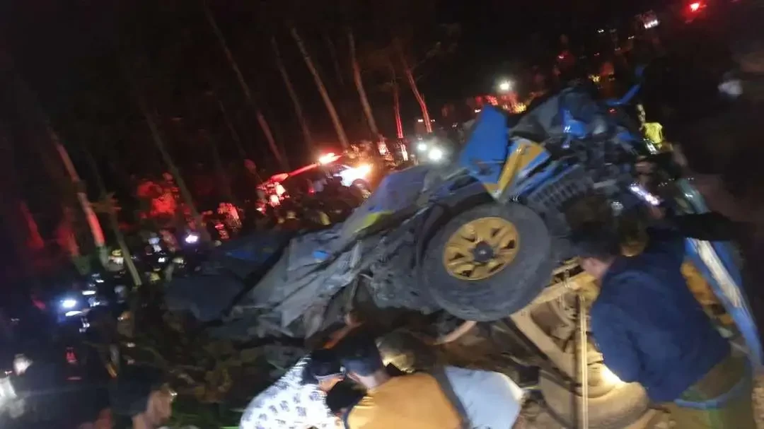 Kecelakaan maut minibus elf sarat penumpang tertabrak kereta api (KA) Probowangi hingga ringsek tak berbentuk di Kabupaten Lumajang. (Foto: Instagram)