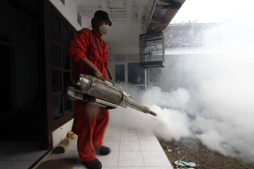 Petugas dari Dinas Kesehatan Kabupaten Ponorogo melakukan pengasapan guna membasmi nyamuk dewasa. (Foto: Kominfo Ponorogo)
