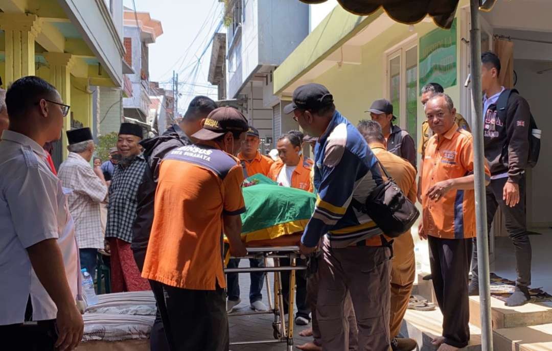 Suasana rumah duka salah satu korban meninggal dunia kecelakaan KA vs Elf yang berada di Putat Jaya, Surabaya. (Foto: Pita Sari/Ngopibareng.id)