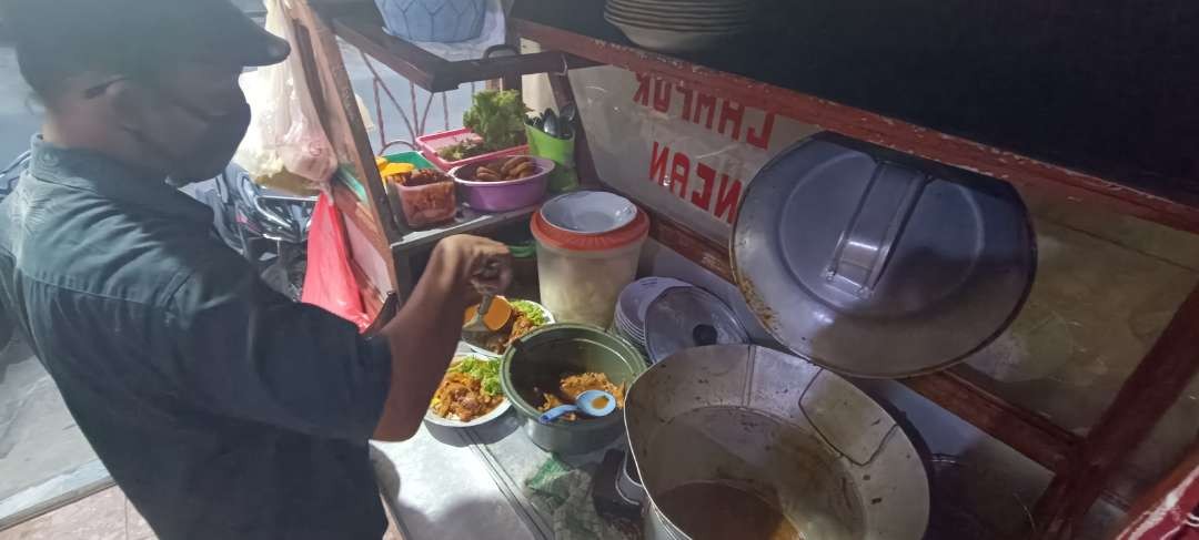 Tahu campur Kikil Lamongan Pak Sofyan menjadi salah satu andalan kampung kuliner di Kelurahan Burengan Kecamatan Pesantren Kota Kediri (Foto: Fendi Lesmana/ngopibareng.id)