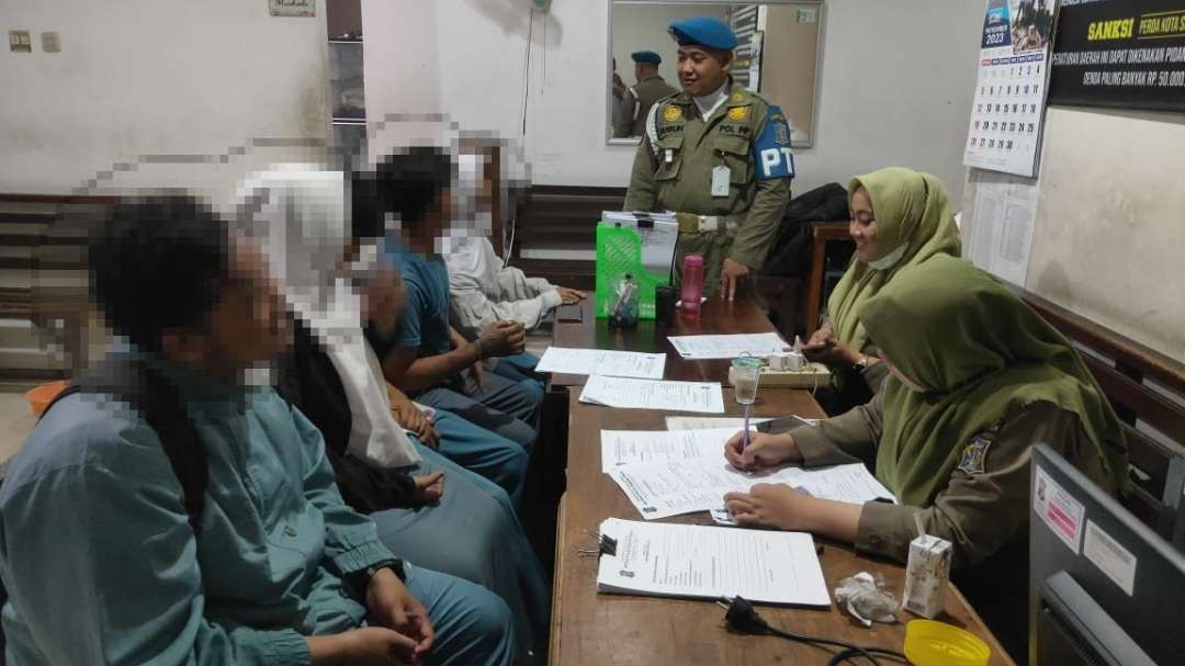Lima pelajar yang terjaring razia saat dibawa ke kantor Satpol PP Surabaya. (Foto: dok Satpol PP Surabaya)