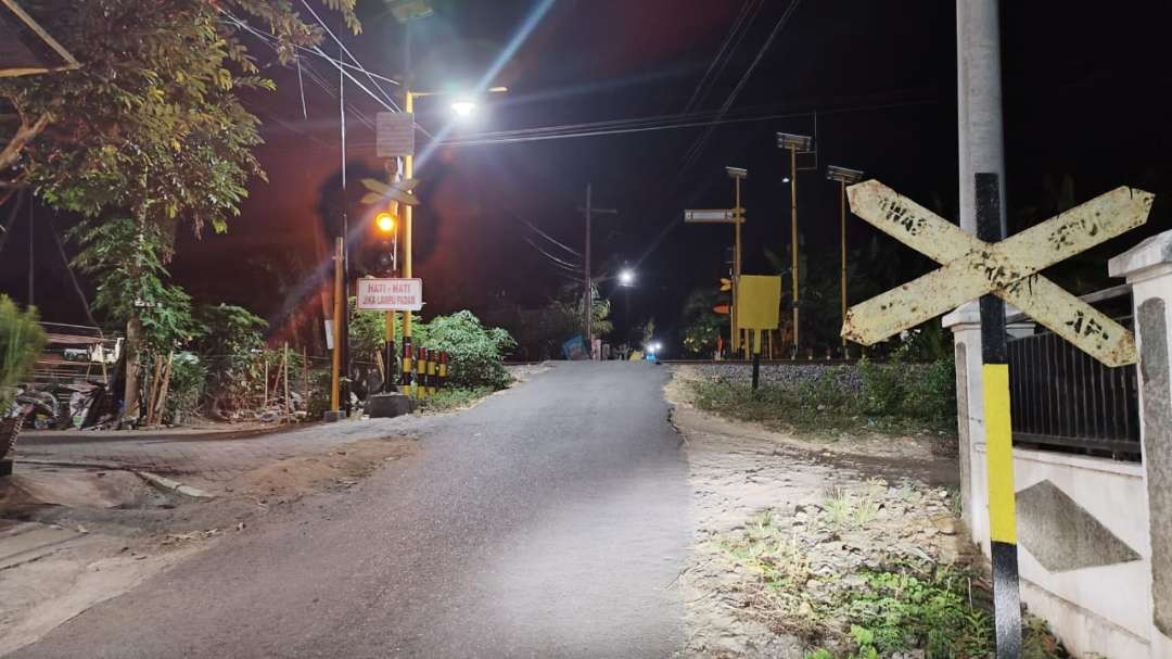 Perlintasan tak berpalang pintu di Kelurahan Banjarsari, Kecamatan Glagah, Banyuwangi, menjadi salah satu perlintasan yang akan dijaga dan dibangun pos penjagaan (Foto: Muh Hujaini/Ngopibareng.id)