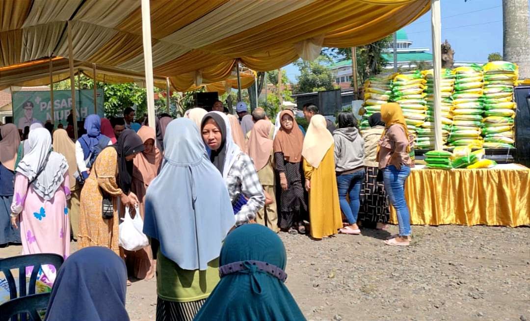 Emak-emak di Bondowoso antusiasme mendatangi operasi pasar murah di Pasar Tamanan demi membeli berss dan gula murah.(Foto:Guido/Ngopibareng.id)
