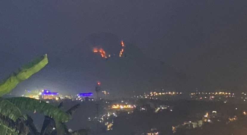 Kebakaran di Gunung Panderman terlihat dari Kecamatan Dau, Kabupaten Malang (Foto: Lalu Theo/Ngopibareng.id)