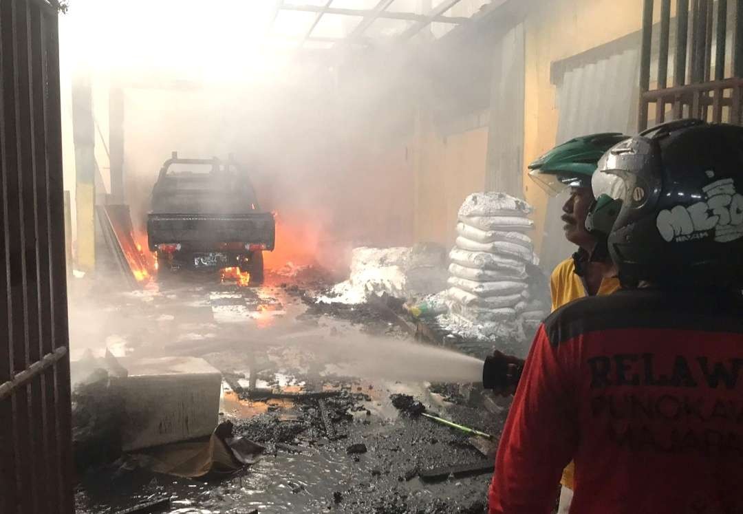 Pikap milik toko bangunan terbakar. (Foto: Deni Lukmantara/Ngopibareng.id)