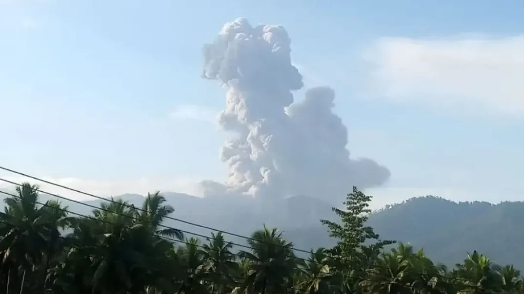 Pusat Vulkanologi dan Mitigasi Bencana Geologi (PVMBG) menyampaikan bahwa Gunung Dukono di Pulau Halmahera, Provinsi Maluku Utara meletus. (Foto: PVMBG)