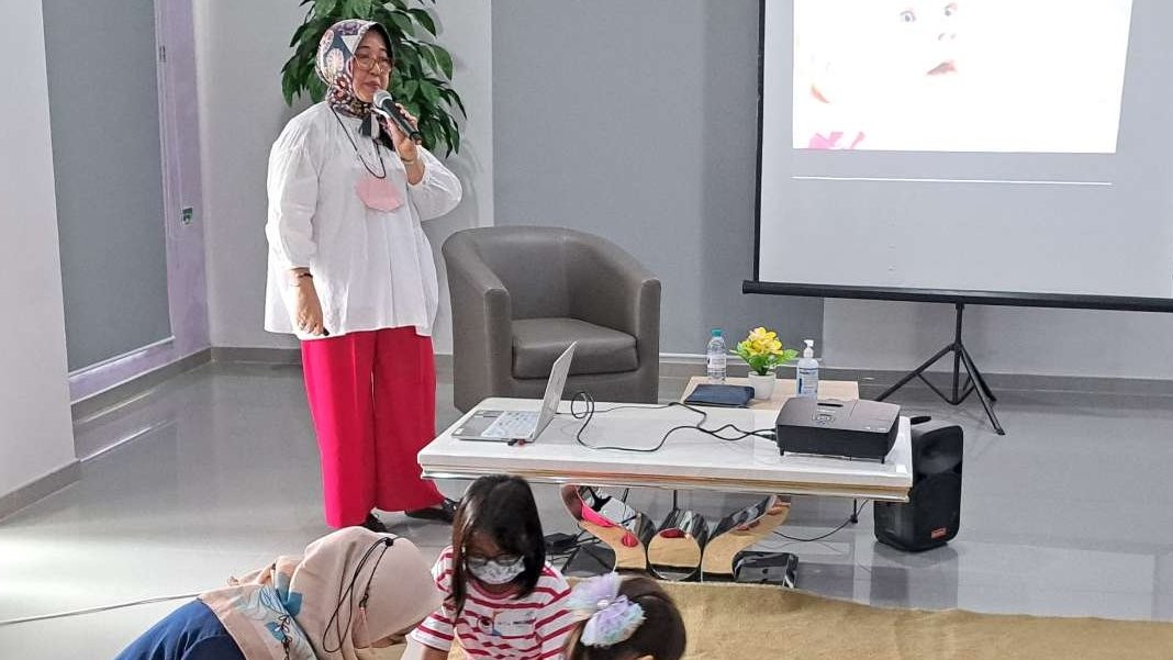 dr Ria Sylvia saat memberikan edukasi pada orang tua mengenai perkembangan penglihatan anak. (Foto: Pita Sari/Ngopibareng.id)