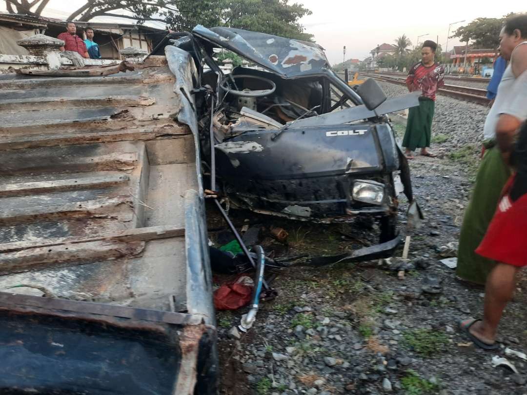 Kondisi mobil pickup L300 hancur akibat ditabrak kereta kargo di lintasan tanpa palang pintu di Lamongan. (Foto: Istimewa)