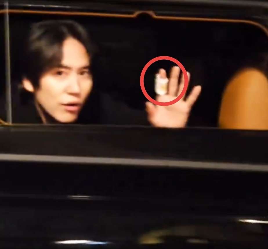 Kyuhyun Super Junior memperlihatkan jari kirinya yang diperban, akibat serangan pisau seorang perempuan. (Foto: X)