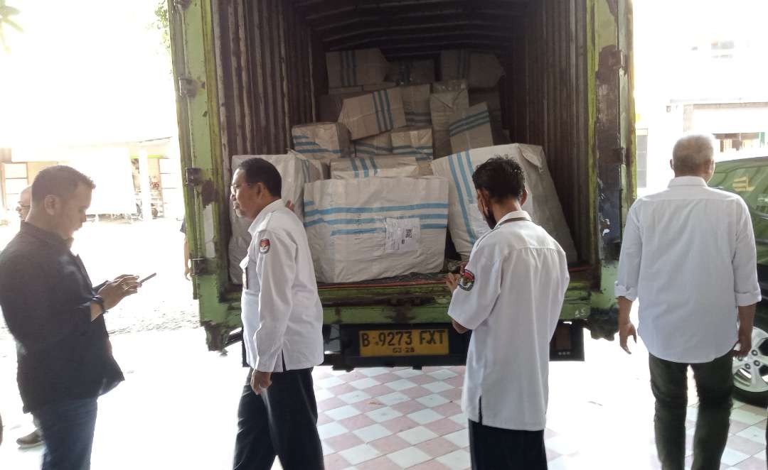 Logistik pemilu serentak 2024 tiba di gudang KPU Tuban (Foto: Khoirul Huda/Ngopibareng.id)