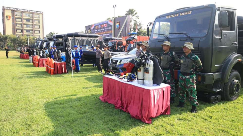 Apel gelar pasukan dan peralatan dalam rangka kesiapsiagaan penanggulangan bencana Hidrometeorologi di Lapangan Polda Jawa Timur. (Foto: Humas Polda Jatim)