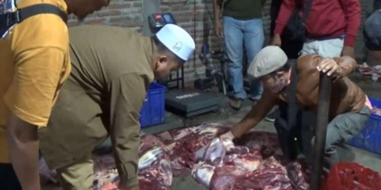 Polisi mengamankan tersangka berikut daging sapi untuk barang bukti di tempat persembelihan di Kecamatan Lambeyan, Kabupaten Magetan. (Foto: dok. polres magetan)