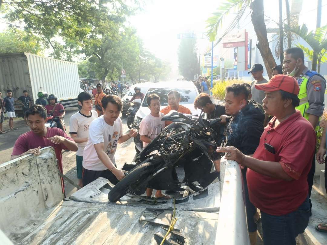 Motor korban yang ringsek karena kecelakaan beruntun pada Sabtu 18 November 2023. (Foto: Julianus Palermo/Ngopibareng.id)