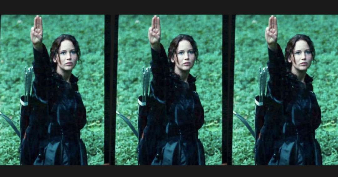 Simbol tiga jari atau salute three fingers di film The Hunger Games. (Foto: Lionsgate Films)