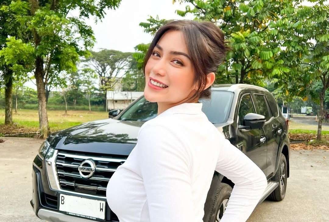 Jessica Iskandar bisa bernapas lega. Tersangka penipuan dan penggelapan mobilnya sudah ditangkap di Thailand. (Foto: Instagram @inijedar)