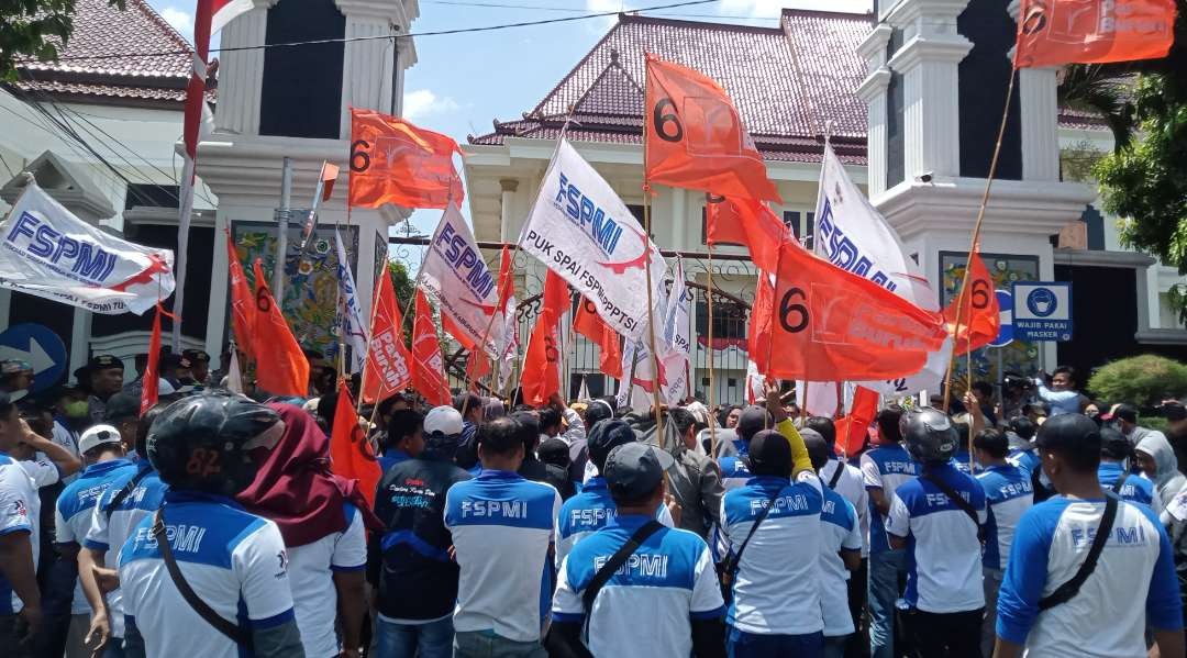 Unjuk rasa buruh yang tergabung dalam FSPMI Tuban di depan kantor Bupati (Foto: Khoirul Huda/Ngopibareng.id)