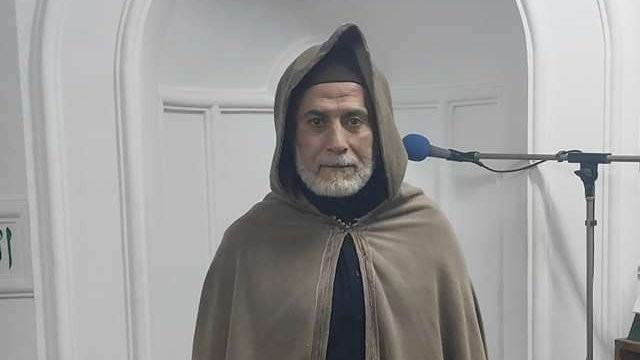 Maulana Syekh Yusri Rusydi hafizhahullah mengenakan jubah mirip dengan yang dikenakan oleh Maulana Syaikh Umar Mukhtar rahimahullah, tokoh sufi yang menjadi panglima perang yang syahid melawan penjajah di Libya. (Foto:(Hilma Rosyida Ahmad))