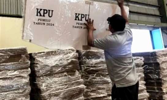 Logistik tahap pertama diterima dari KPU Bondowoso langsung disimpan di gudang penyimpanan Bulog Kembang Bondowoso. (Foto:Guido/Ngopibareng.id)
