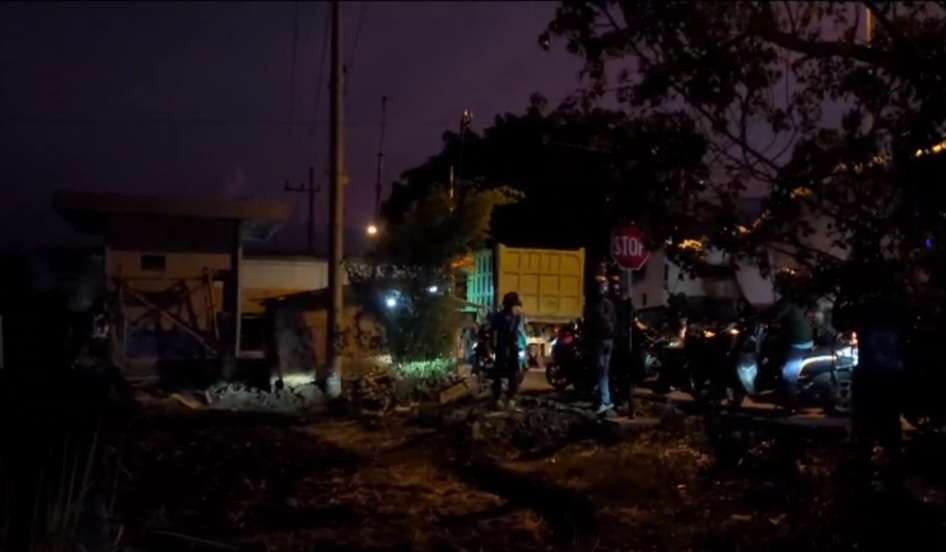 KA Wijaya Kusuma tertabrak dump truk di perlintasan sebidang tak terjaga kawasan Mojokerto. (Foto: intagram)