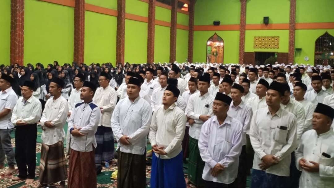 Sesama umat Islam bersaudara. (Foto: adi/ngopibareng.id)