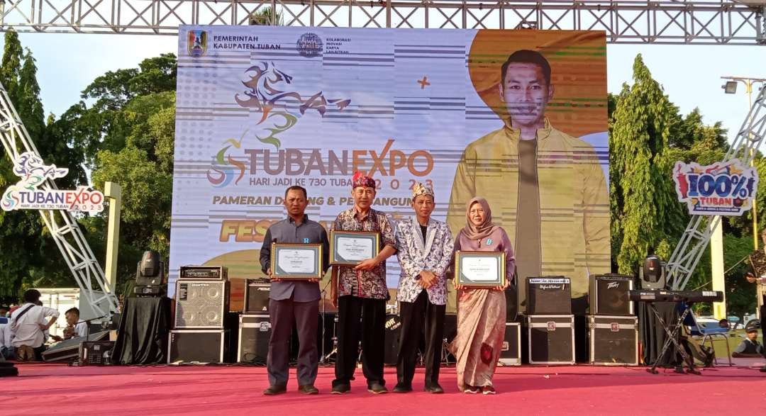 Penggerak ekonomi kreatif mendapatkan penghargaan dari Diskopumdag Kabupaten Tuban (Foto: Khoirul Huda/Ngopibareng.id)