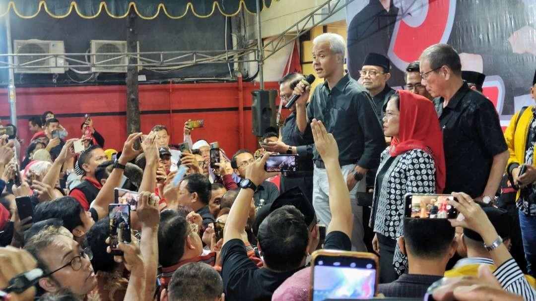 Capres Ganjar Pranowo saat menyapa relawan di Kantor DPD PDI Perjuangan Jatim, Surabaya, Rabu 22 November 2023 malam. (Foto: Fariz Yarbo/Ngopibareng.id)