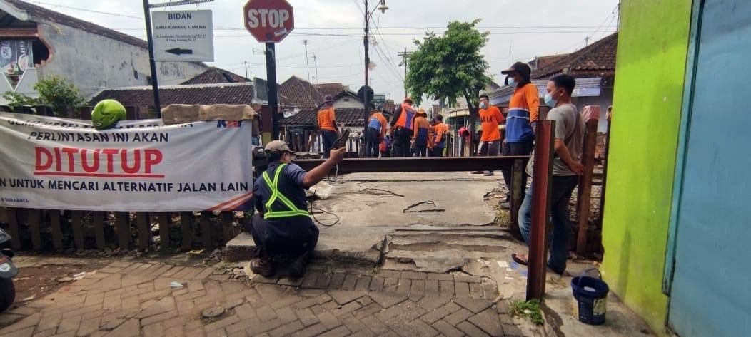 Perlintasan sebidang yang ada di Kota Malang (Foto: PT KAI Daop 8 Surabaya)