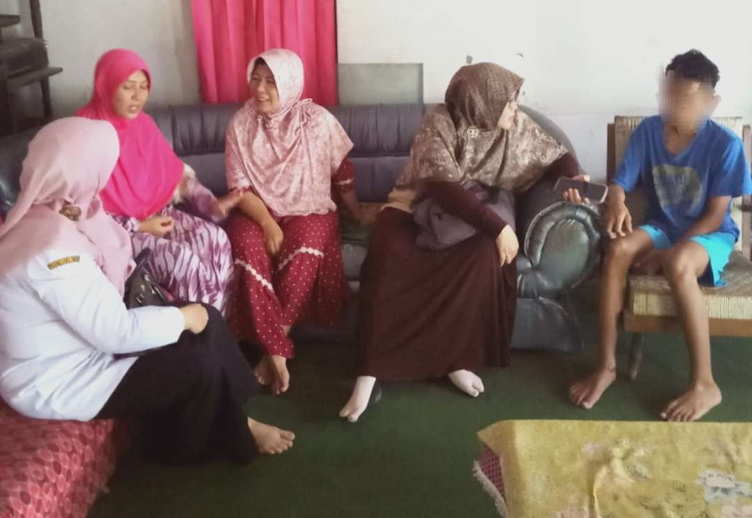 Kepala DP3A Lamongan saat melakukan home visit ke rumah pelaku anak pelaku kasus murid membacok guru di Kecamatan Sugio. (Foto: Istimewa)