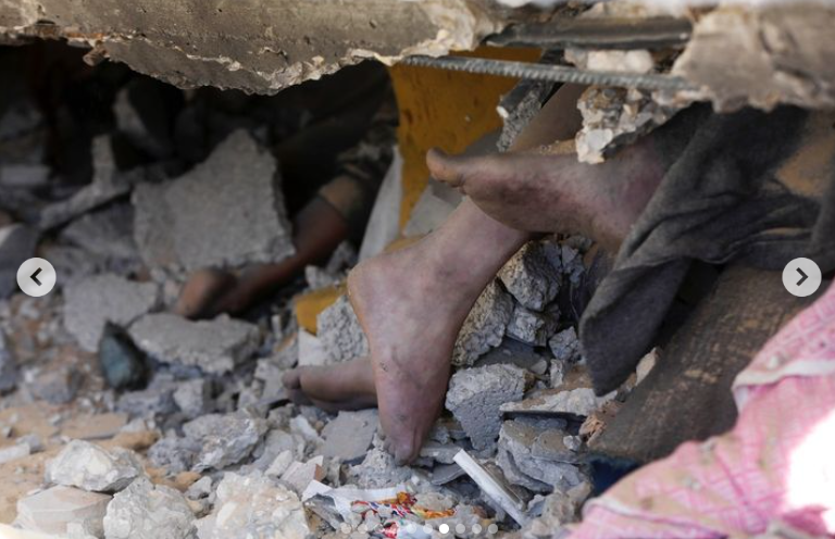 Korban anak-anak yang tertimpa reruntuhan bangunan di Gaza akibat serangan Israel. (Foto: Instagram @AlJazeera English)